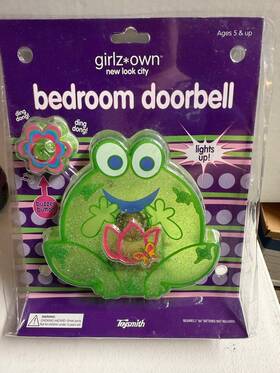 Toysmith 085761021563 Girls Own Bedroom Doorbell Frog - Lights Up Chime No Batteries New
